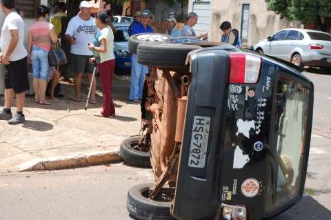 Veículo capota após colisão em cruzamento perigoso do Tijuca I