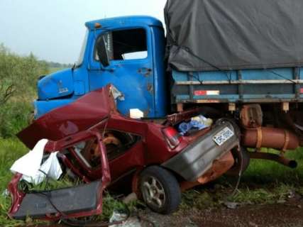 Colisão entre carro e caminhão deixa dois mortos e um ferido na MS-256