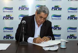 Governador André Puccinelli assinou decreto autorizando o transporte intermunicipal de táxi(Foto: Rachid Waqued/Noticias.MS)
