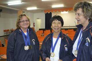 Sumiko, entre as amigas, exibe a medalha de ouro que ganhou no tênis de mesa.(Fotos:Luciana Brazil)