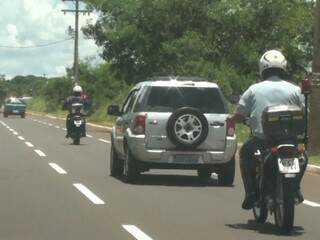 Carro roubado clonado é escoltado por policiais (Foto: Divulgação)
