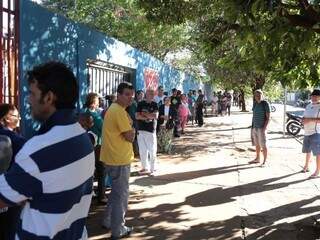 Na Escola Teotônio Vilela, fila era enorme quase duas horas antes da votação. (Foto: Fernando Antunes)