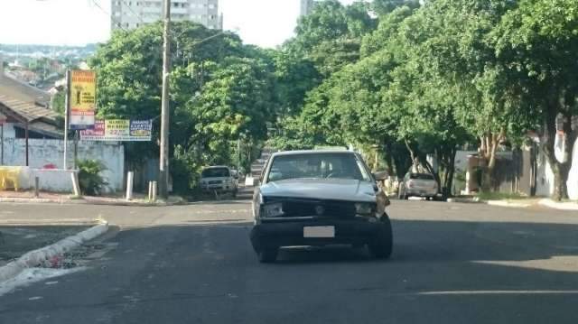 Ap&oacute;s acidente, carro &eacute; abandonado no meio da rua Dr. Arthur Jorge