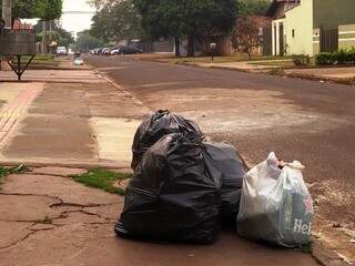 Lixo que deveria ter sido recolhido ontem à noite permanecem em rua do Jardim Água Boa (Foto: Helio de Freitas)
