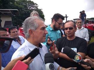 Reinaldo (ao centro e de camisa branca) anunciou hoje o novo decreto. (Foto: Leonardo Rocha)