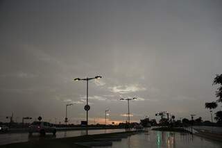 O dia amanheceu chuvoso na Capital. (Foto: Marcos Hermínio) 