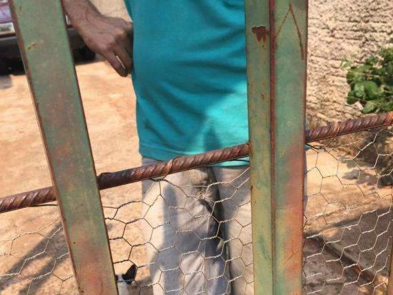 Barricada aumenta inseguran&ccedil;a em bairro e moradores temem assaltos