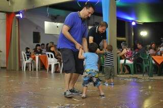 Pais dançam com os filhos no meio do salão. (Foto: Alcides Neto)