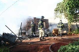 Bombeiros usaram 500 litros de água para apagar incêndio que destruiu barraco. (Foto: Marcos Ermínio)