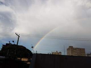 Arco-íris dividiu o céu com nuvens &quot;carregadas&quot; no bairro Amambaí (Foto: Anahi Gurgel)