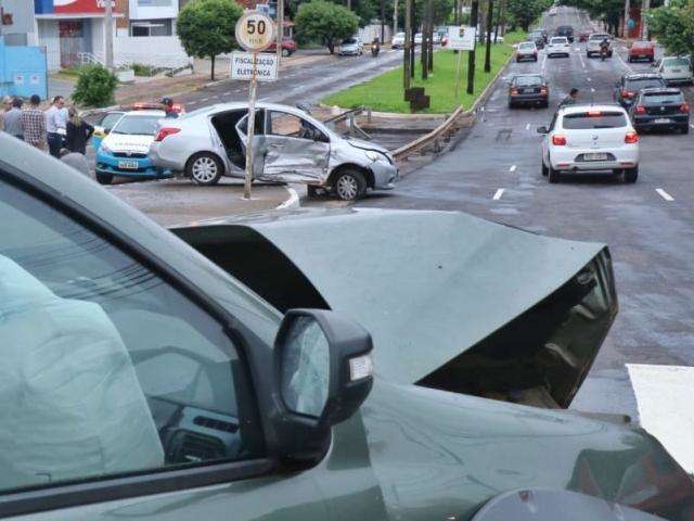 Ap&oacute;s colis&atilde;o, carro &eacute; arrastado por quase 19 metros e para em canteiro 