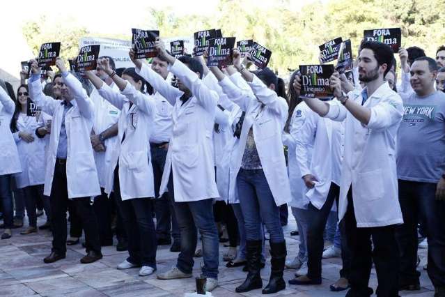 Protesto contra Mais M&eacute;dicos aguarda ministro da Sa&uacute;de na Capital