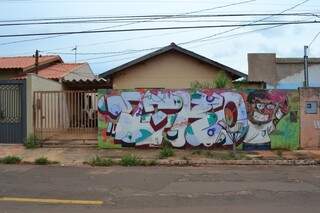 Casa fica no bairro Parati, em frente a uma escola (Foto: Simão Nogueira)