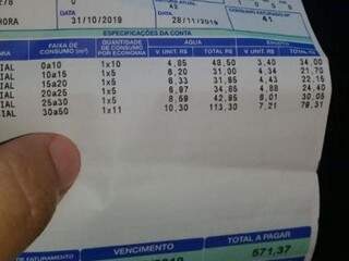 Conta de água de um dos moradores do Residencial Rui Pimentel no valor de R$ 571,37 (Foto: Reprodução/ Direto das Ruas)