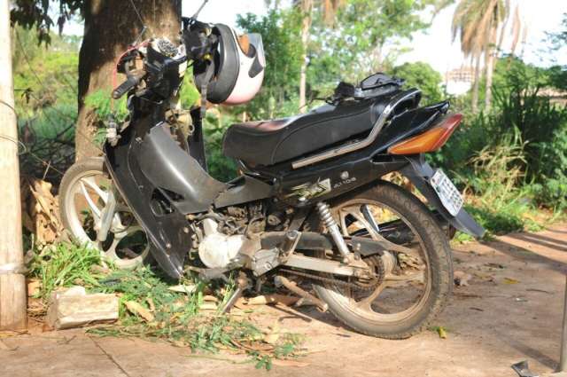 Sem documentos, motociclista bate em &aacute;rvore e fica em estado grave