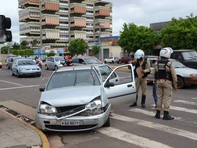 Acidente com tr&ecirc;s carros tumultua tr&acirc;nsito no centro