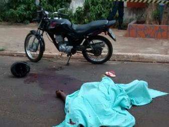 Motociclista &eacute; assassinado com tr&ecirc;s tiros em rua da Moreninha 2