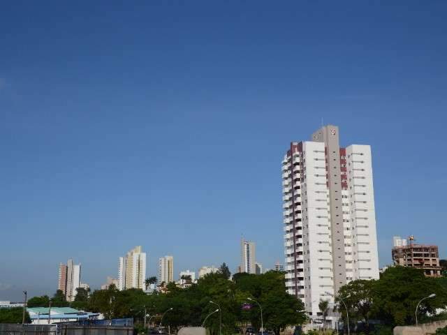 Segunda-feira de tempo parcialmente nublado, calor e previs&atilde;o de chuva