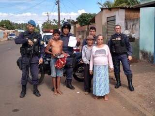 Em Anhaduí o Ezequiel de 11 anos ganhou um videogame, após entregar carta endereçada ao Papai Noel aos policiais municipais. (Foto: Divulgação) 