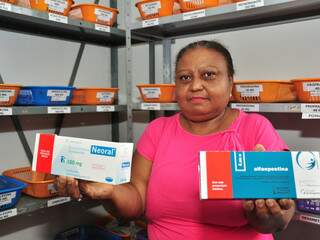 Medicamentos estão em falta e transplantados recorrem à farmacinha de entidade. (Foto: João Garrigó)
