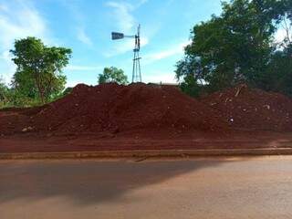 Terreno vira canteiro de obras improvisado e incomoda moradores