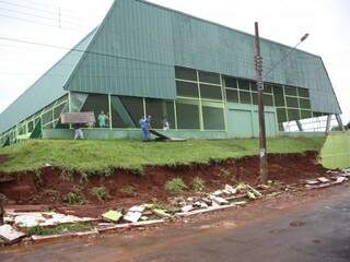 Muro caído deixou exposto a parte da quadra da escola nas Moreninhas (Foto: Paulo Francis)