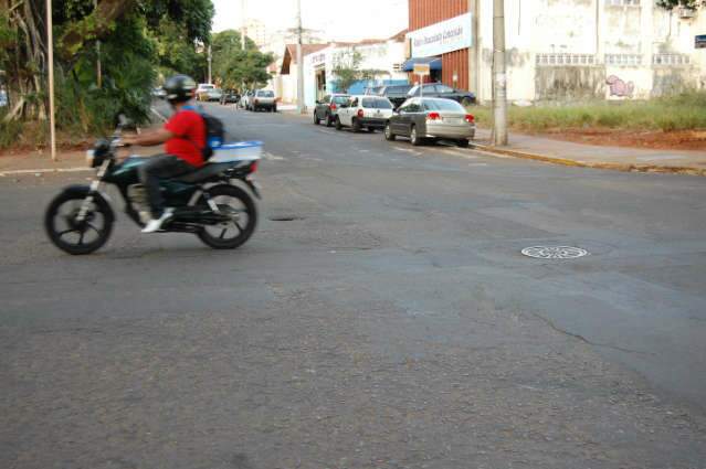  Motoristas reclamam de &ldquo;buraqueiras&rdquo; em ruas de Campo Grande 