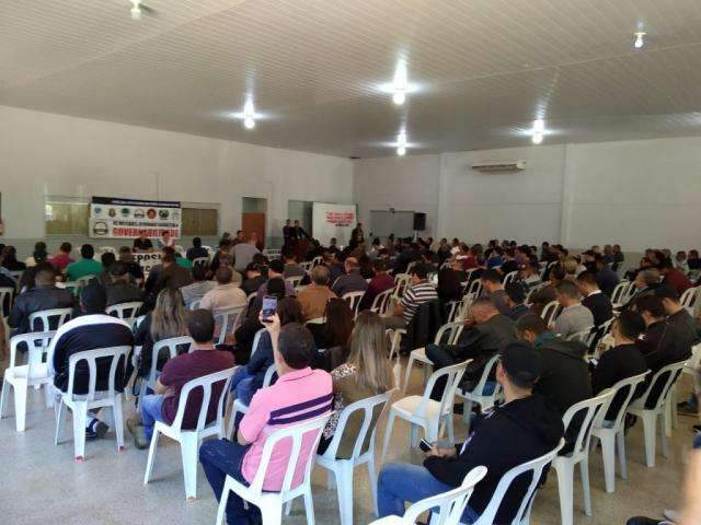 Policiais amea&ccedil;am cruzar os bra&ccedil;os para pedir aumento salarial
