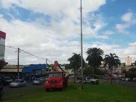 Trabalhadores finalizam ilumina&ccedil;&atilde;o de Natal, que ser&aacute; ligada esta noite