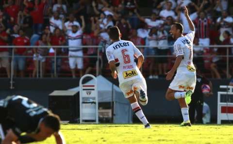 Com gol de Nenê, São Paulo bate Corinthians e abre vantagem na semifinal