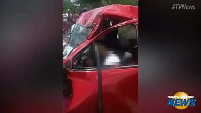 Leitor filma carro destru&iacute;do em acidente com duas mortes na BR-262