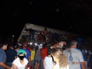 Carga foi saqueada por cerca de 400 pessoas. (Foto: Cassilândia Online)