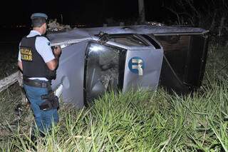 Veículo capotou após bater com Pálio. (Foto: Região News)
