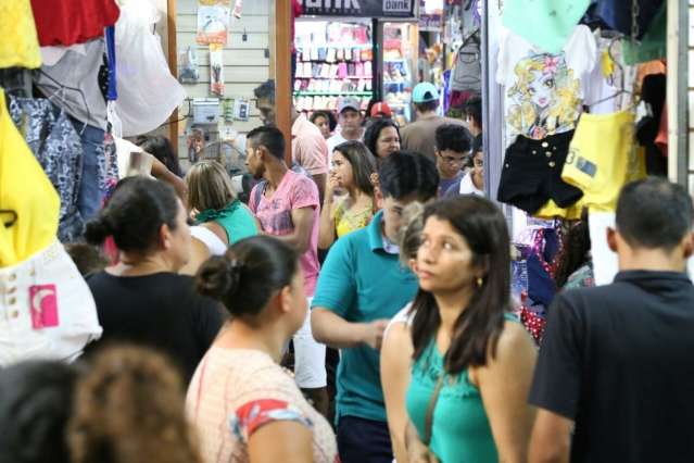 Consumidores lotam Camel&oacute;dromo em busca de presentes antes do Natal