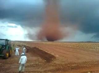 Trabalhadores registram tornado. (Foto: Divulgação)
