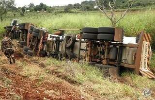Motorista perdeu controle de direção e tombou. 10 mil litros de biodiesel foi derramado na vegetação. (Foto: Divulgação)
