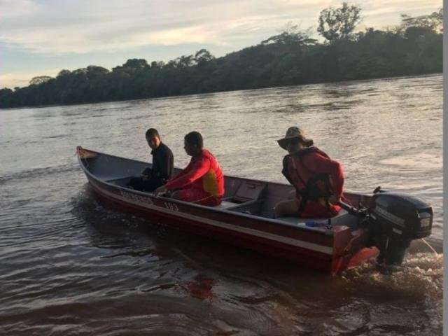 Bombeiros retomam buscas por adolescente que sumiu em rio