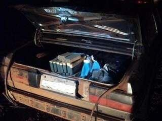 Drogas estavam no porta-malas do Voyage conduzido pelo traficante (Foto: divulgação PMA)
