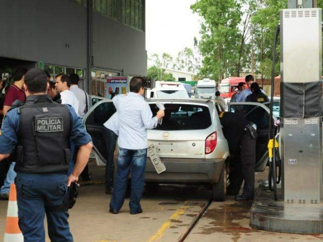 Pol&iacute;cia investiga origem de R$ 9,5 mil achados em carro de PM executado