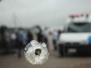Os tiros acertaram o vidro da farmácia que fica dentro do posto e a bomba de combustíveis. (Foto: Rodrigo Pazinato)