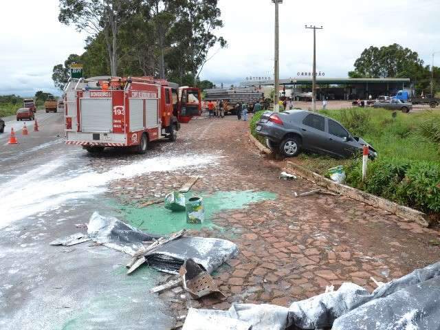 Acidente com 4 ve&iacute;culos na entrada de posto deixa 2 feridos na BR-163