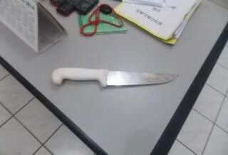 A faca utilizada no crime foi apreendida. (Foto: Edilson Oliveira, do Sul News)