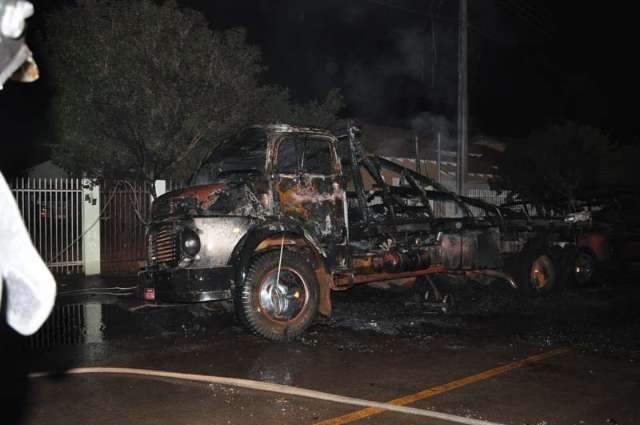 Suspeito de inc&ecirc;ndio em caminh&otilde;es &eacute; preso e pol&iacute;cia acredita em retalia&ccedil;&atilde;o