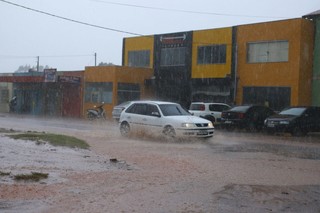 Chuva alagou ruas e dificultou trafego de veículos na tarde de ontem na região do Nova Lima (Foto: André Bittar)