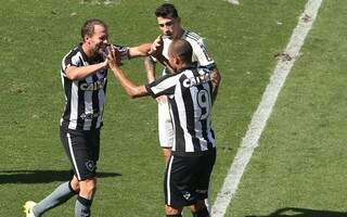 Zagueiro Joel Carli comemora gol, após se redimir de dois pênautis cometidos (Foto: Divulgação - Botafogo)