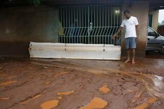 Vanderlei da Silva vive rotina de lama e reclamações.   (Foto: Marcos Ermínio)