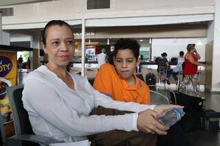 Luciana e o filho aguardavam o ônibus com destino a Dorados. (Foto: Fernando Antunes) 