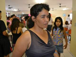Mercedes Cavaleiro Noveira foi a UBSF consultar a carteira de vacinação dos 8 filhos (Foto: Simão Nogueira)