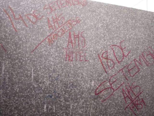 Pais reclamam de alunos trancados em salas ap&oacute;s &quot;picha&ccedil;&otilde;es amea&ccedil;adoras&quot; 
