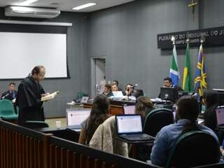 Advogado Juliano Quelho, com bíblia nas mãos. (Foto: Adriano Fernandes)